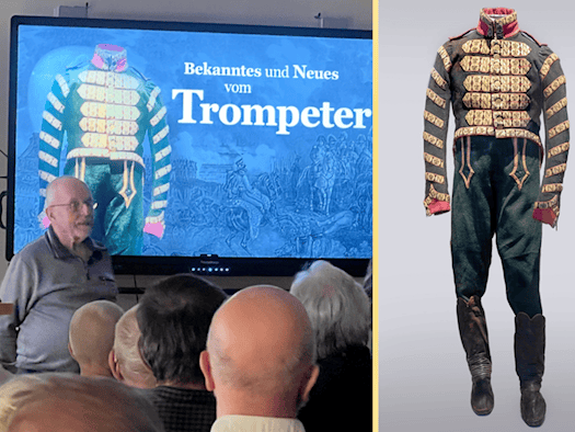 Zusammensetzung zweier Bilder: Links ein Redner vor Publikum, im Hintergrund eine Präsentation mit der Schrift "Bekanntes und Neues vom Trompeter"; Rechts eine prächtig verzierte, rot-blaue, historische Uniform.