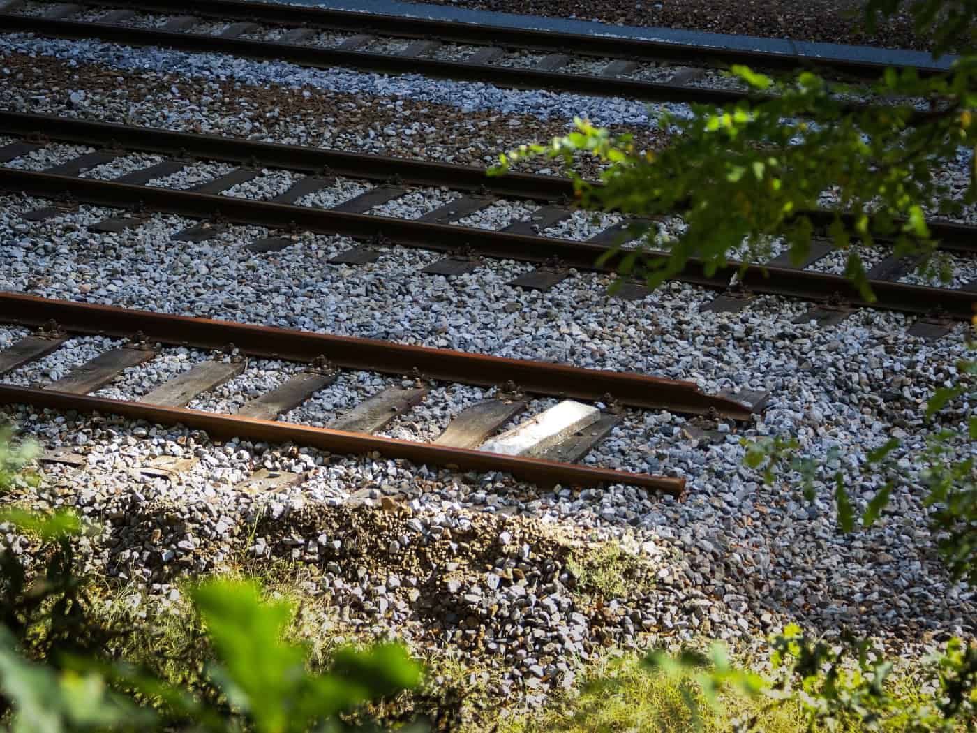 Rangierwagen entgleist und gegen Leitplanke geprallt