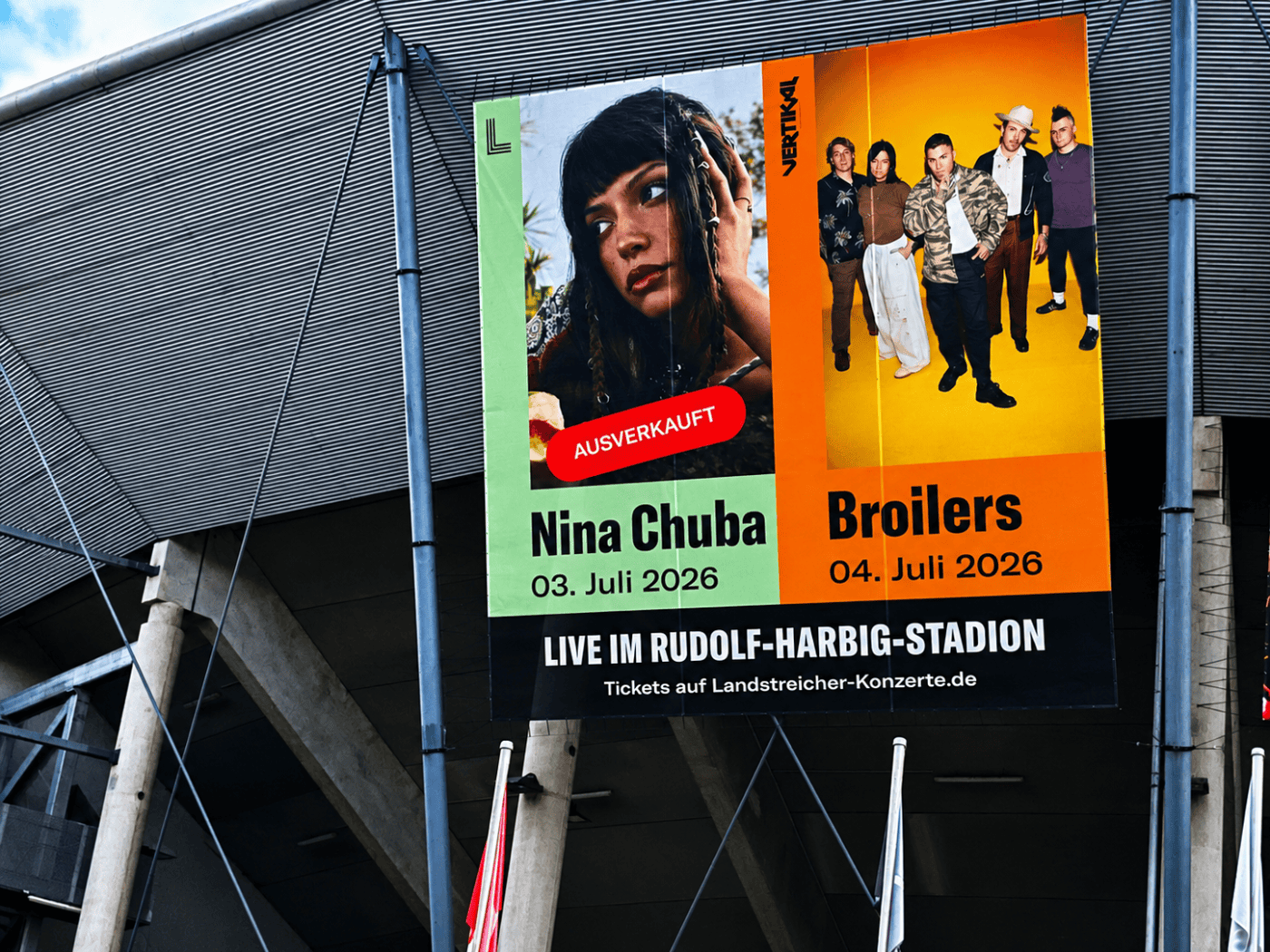 Ein großes Werbebanner am Rudolf-Harbig-Stadion in Dresden kündigt die Konzerte von Nina Chuba am 3. Juli mit einem roten Ausverkauft-Aufkleber und den Broilers am 4. Juli 2026 an.