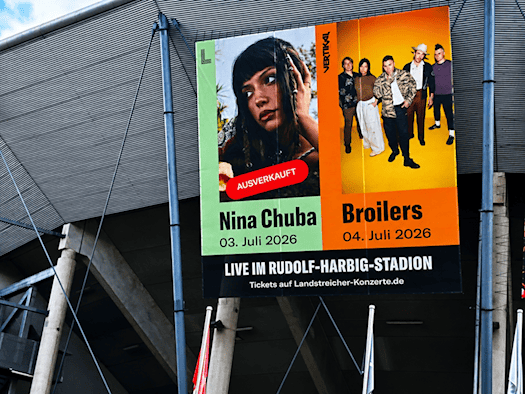 Ein großes Werbebanner am Rudolf-Harbig-Stadion in Dresden kündigt die Konzerte von Nina Chuba am 3. Juli mit einem roten Ausverkauft-Aufkleber und den Broilers am 4. Juli 2026 an.