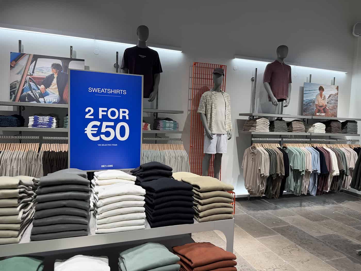 Innenansicht des neuen ONLY & SONS Stores in den Marken-Outlets Schwarzheide