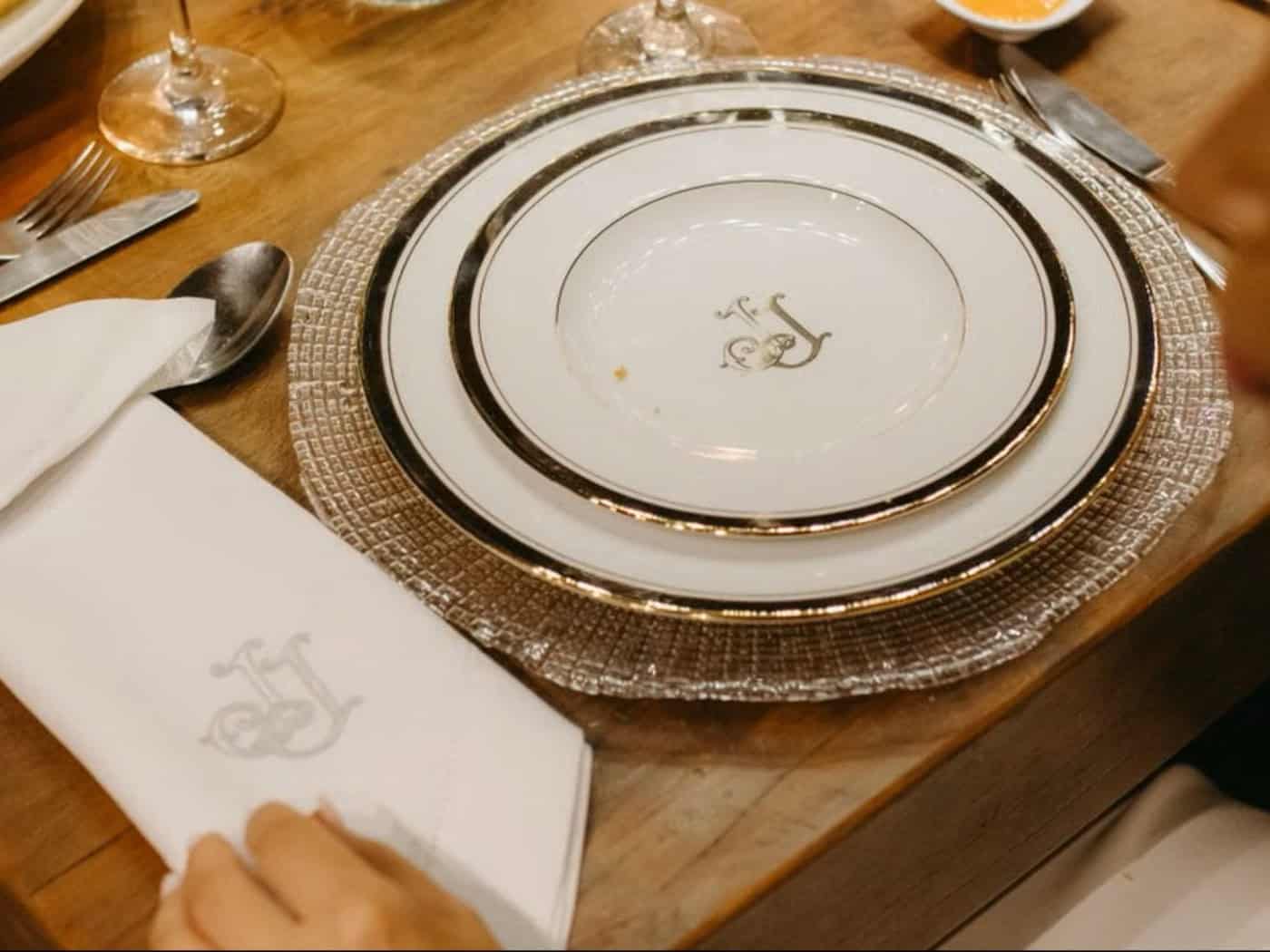 Gedeckter Tisch in einem gehobenen Restaurant mit elegant gefalteter Serviette als Teil des Markenauftritts