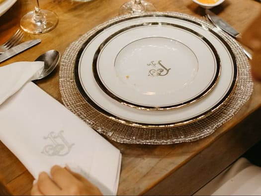 Gedeckter Tisch in einem gehobenen Restaurant mit elegant gefalteter Serviette als Teil des Markenauftritts
