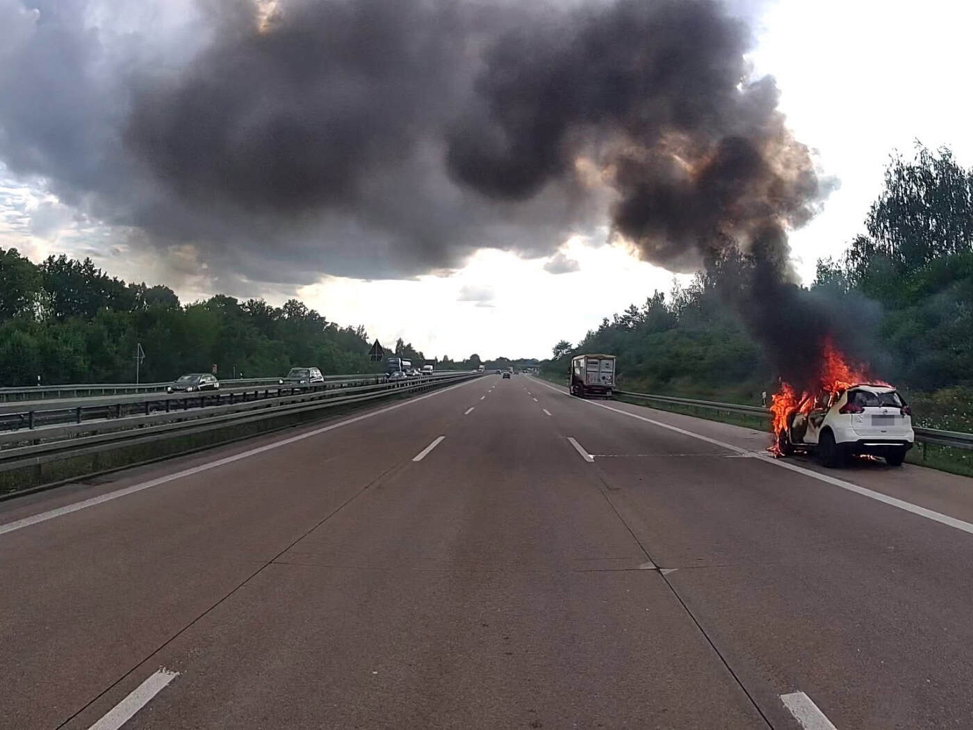 PKW brennt auf A4 – Feuerwehr Klipphausen im Einsatz