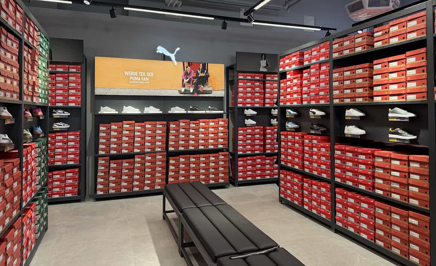Innenansicht des neuen PUMA Stores in den Marken-Outlets Schwarzheide