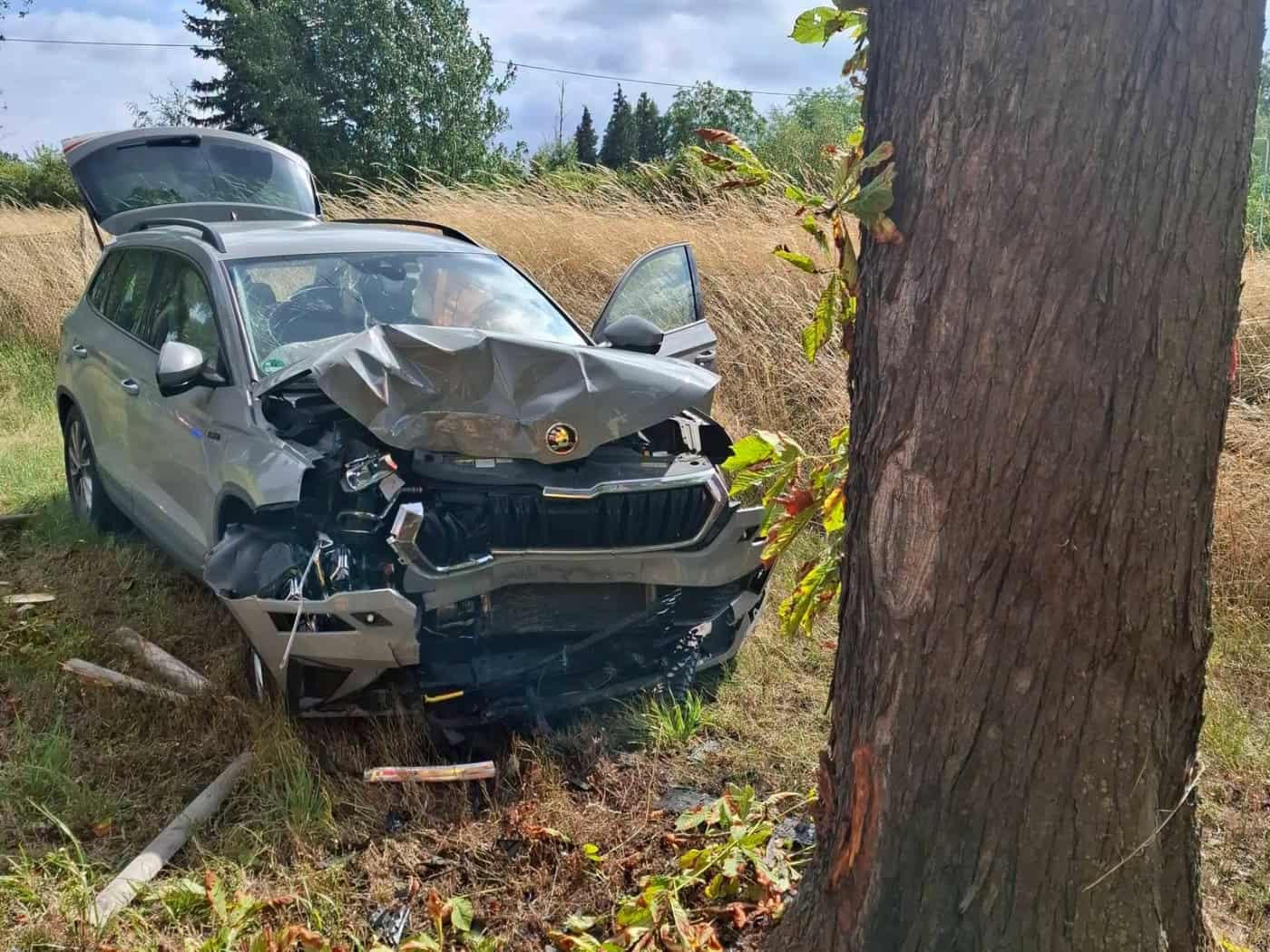 Auto prallt in Reichenberg gegen einen Baum