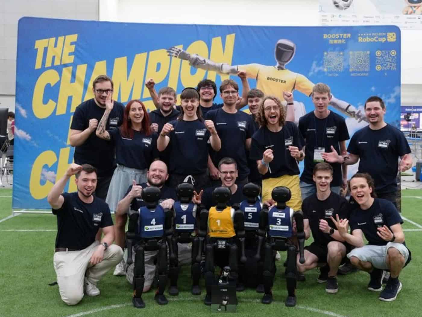 Vizeweltmeister: Das Leipziger Team mit seinen humanoiden Robotern beim RoboCup 2026 in Südkorea.