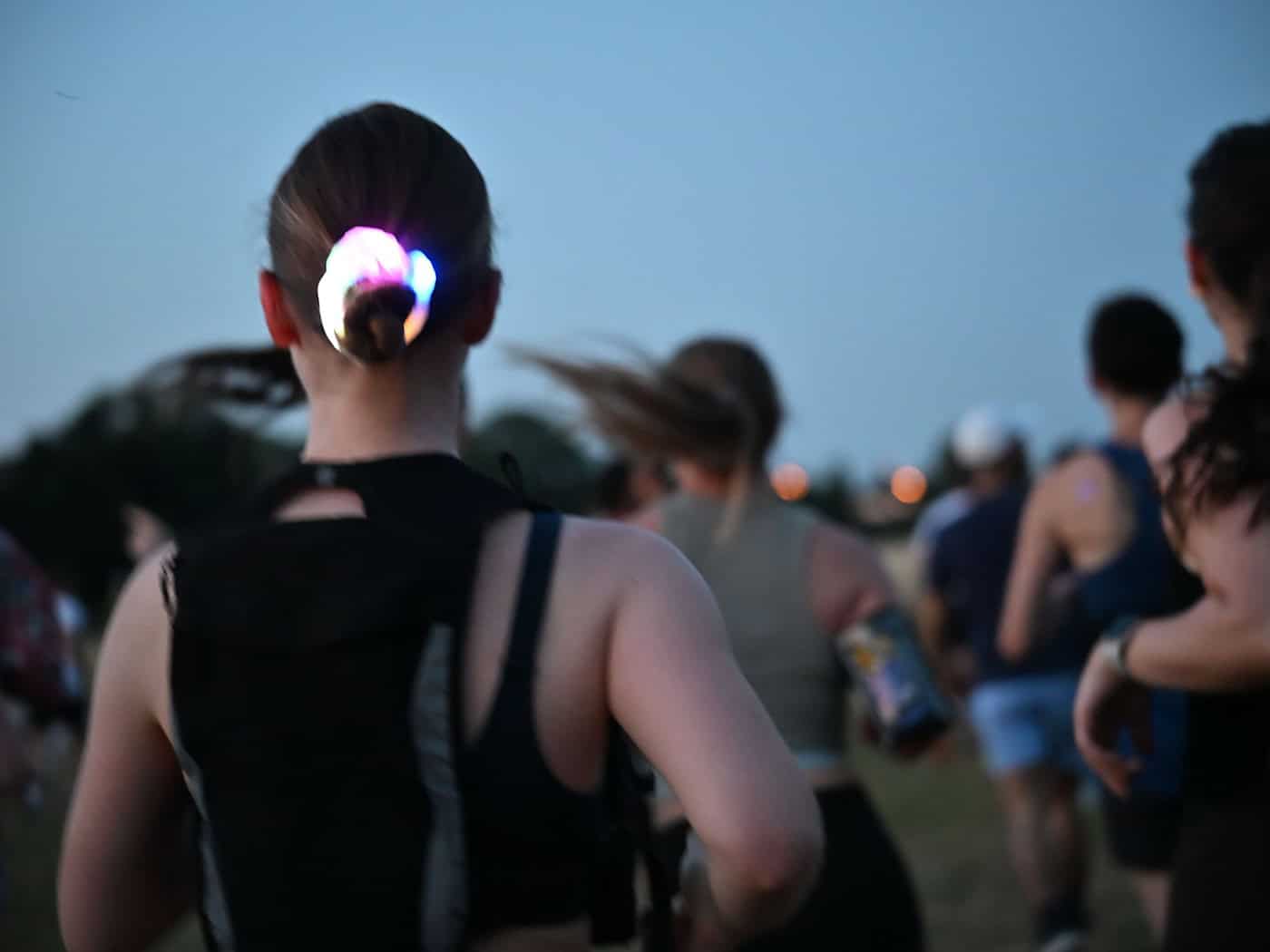 Correr en lugar de emborracharse: cientos de personas se divierten en una «rave» de running