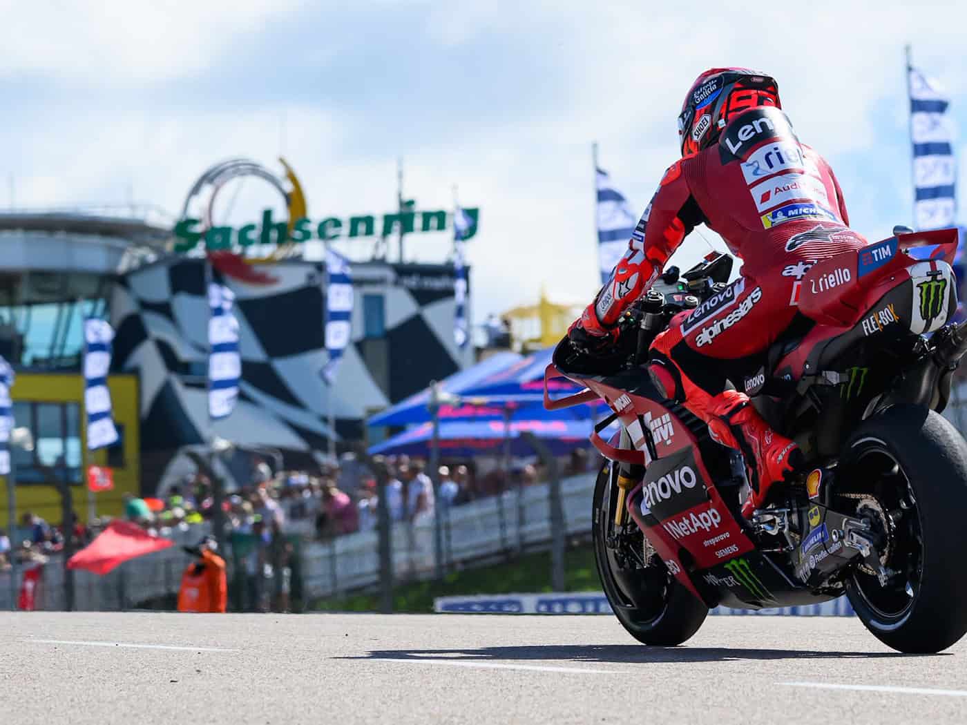 Sachsenring-Sprint: Márquez siegt – WM-Zweiter so ćežko wali