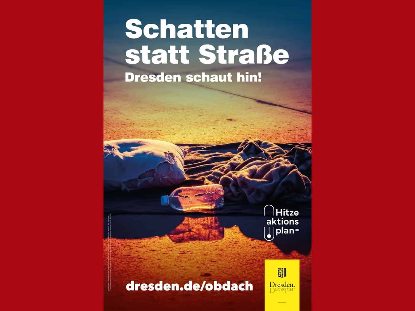 Ein Kampagnenplakat mit der Aufschrift „Schatten statt Straße. Dresden schaut hin!“. Zu sehen ist ein Schlaflager mit Kissen und Decke auf sonnenbeschienenem Boden, davor eine Wasserflasche. Unten stehen Logos und der Link dresden.de/obdach.