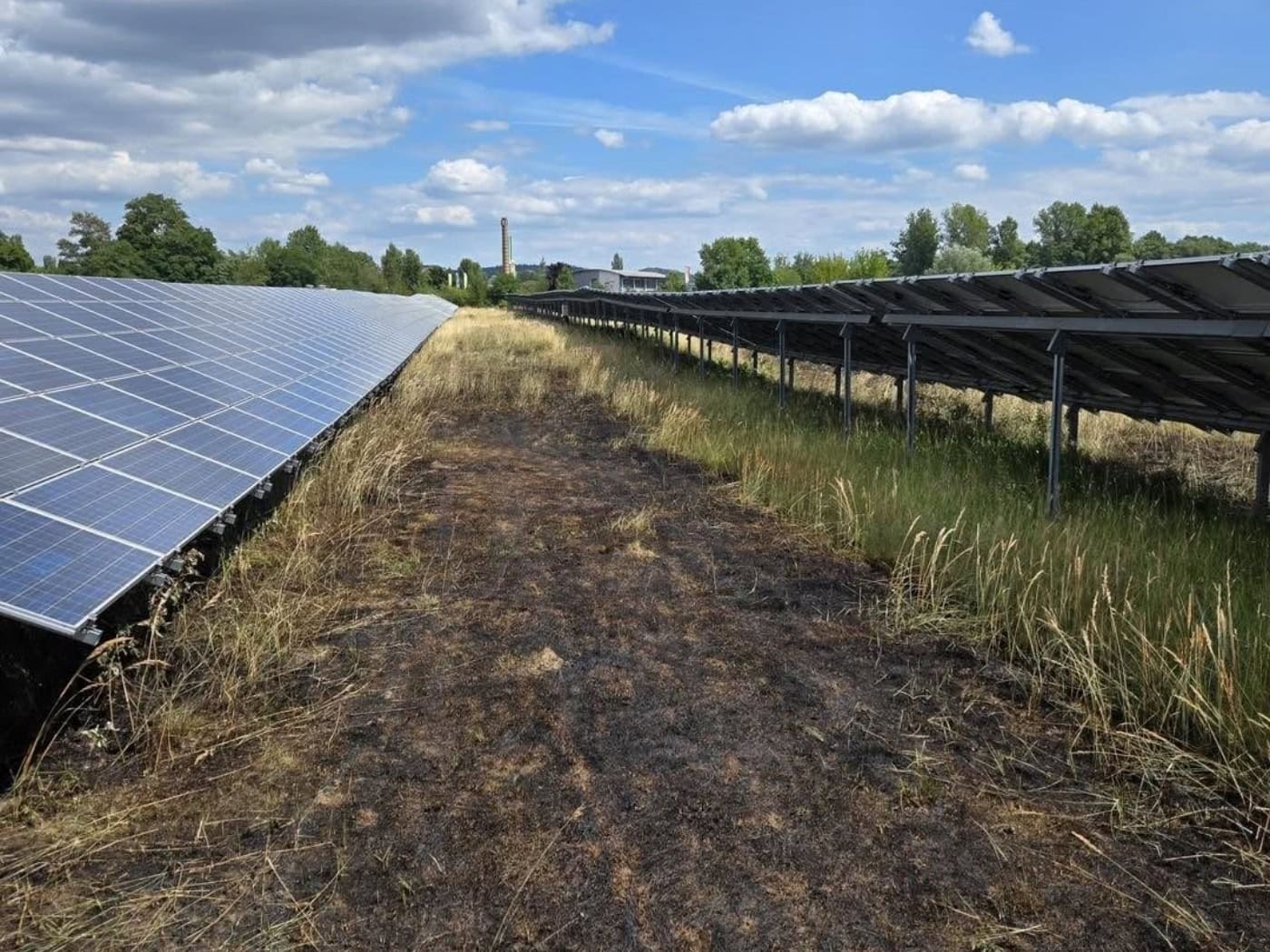 Feuerwehr löscht Brand an Solaranlage in Coswig