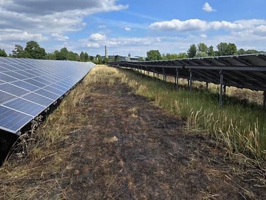 Feuerwehr löscht Brand an Solaranlage in Coswig