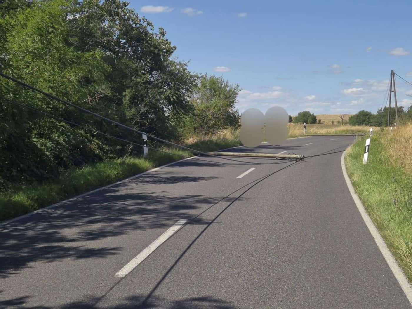 Umgekippter Mast blockiert Straße bei Groptitz