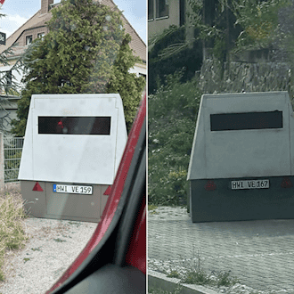 Eine zweigeteilte Collage: Links steht der graue Blitzeranhänger „HWI VE 159“ auf einem Schotterweg unter einem blau-weißen Straßenschild „Quohrener Straße“. Rechts parkt der graue Blitzeranhänger „HWI VE 167“ auf Pflastersteinen vor einer rustikalen Steinmauer.