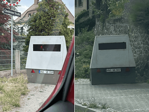 Eine zweigeteilte Collage: Links steht der graue Blitzeranhänger „HWI VE 159“ auf einem Schotterweg unter einem blau-weißen Straßenschild „Quohrener Straße“. Rechts parkt der graue Blitzeranhänger „HWI VE 167“ auf Pflastersteinen vor einer rustikalen Steinmauer.