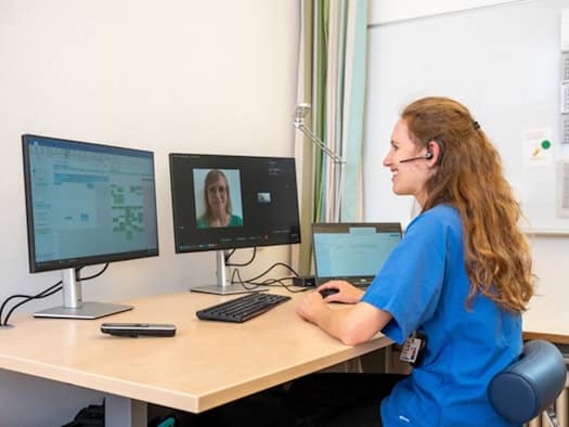 Dr. Anne Schedel bei einer Videosprechstunde im Rahmen der kinderonkologischen Telemedizin.
