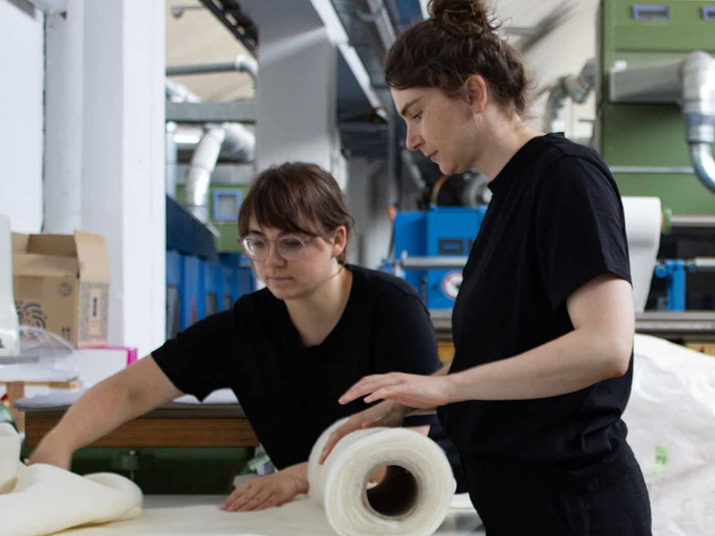 Da geht doch noch mehr: Aus Textilabfällen entwickeln Kristin Nebauer (l.) und Anne Richter neue Materialien.