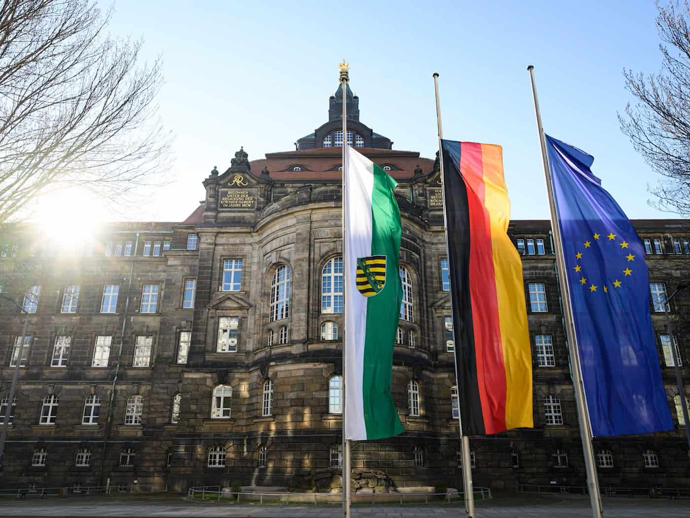 V Sasku vlají vlajky na půl žerdi po útoku na CSD