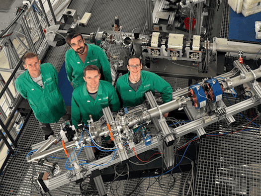 Sie wollen den Minuten nach dem Urknall auf die Spur kommen: Das Team hinter der neuen Beamline: Toralf Döring, Steffen Turkat, Max Osswald und Frederik Uhlemann (v. l. n. r.).