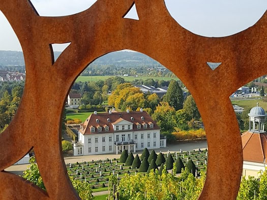 Schloss Wackerbarth feiert sächsische Sektgeschichte mit eigener Briefmarke