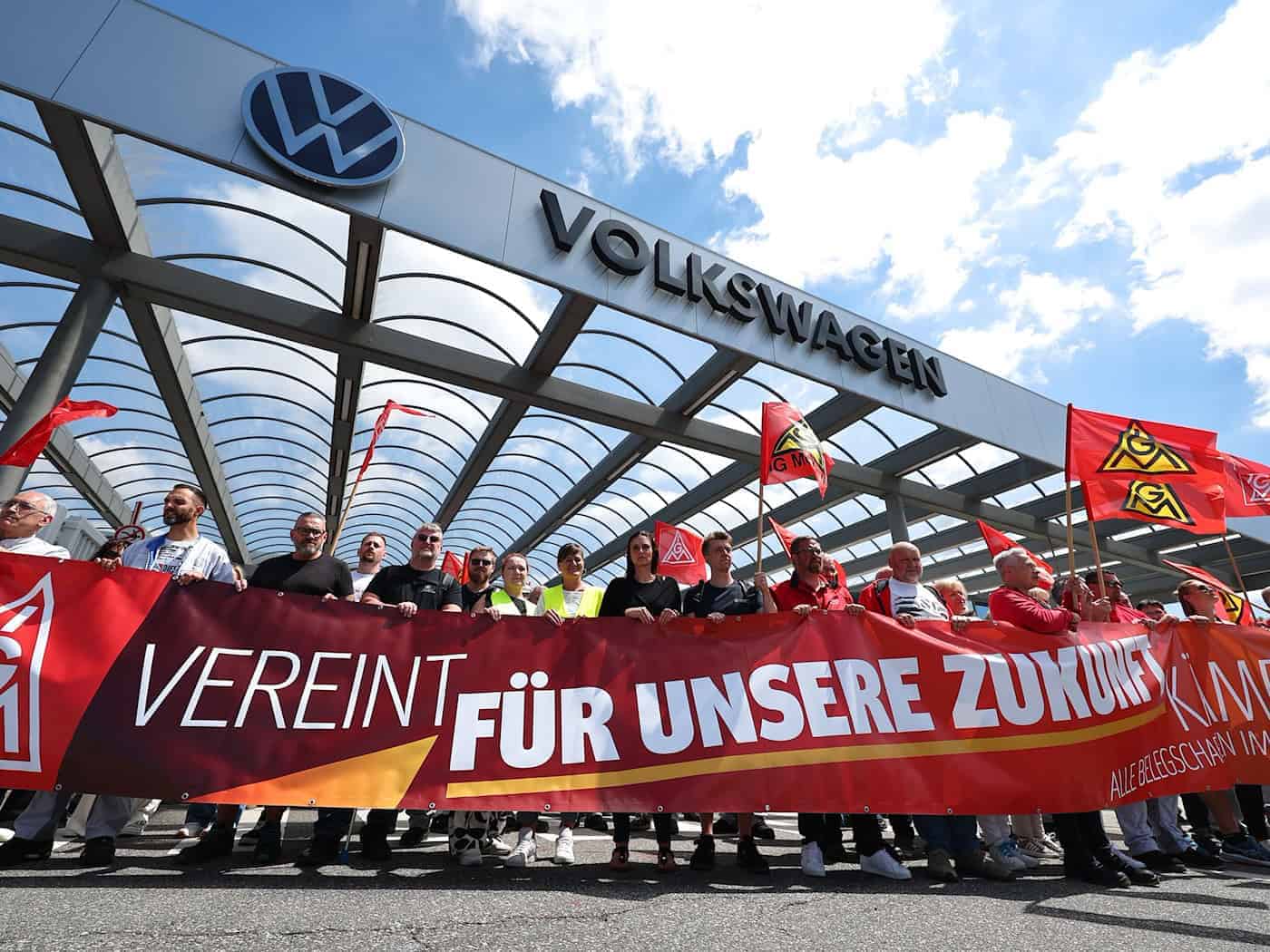 VW Zwickau: Beschäftigte protestieren gegen Schließungspläne