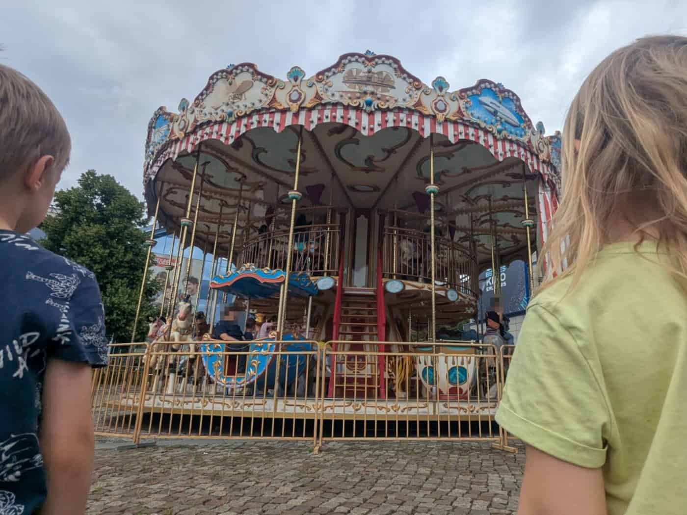 Karusell vor dem Elbepark