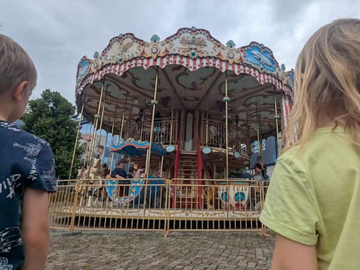 Karusell vor dem Elbepark