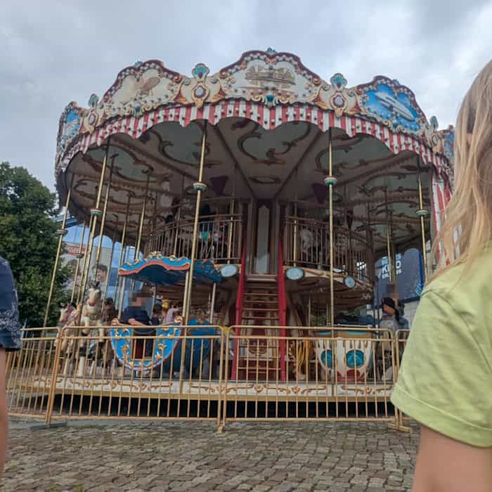 Karusell vor dem Elbepark