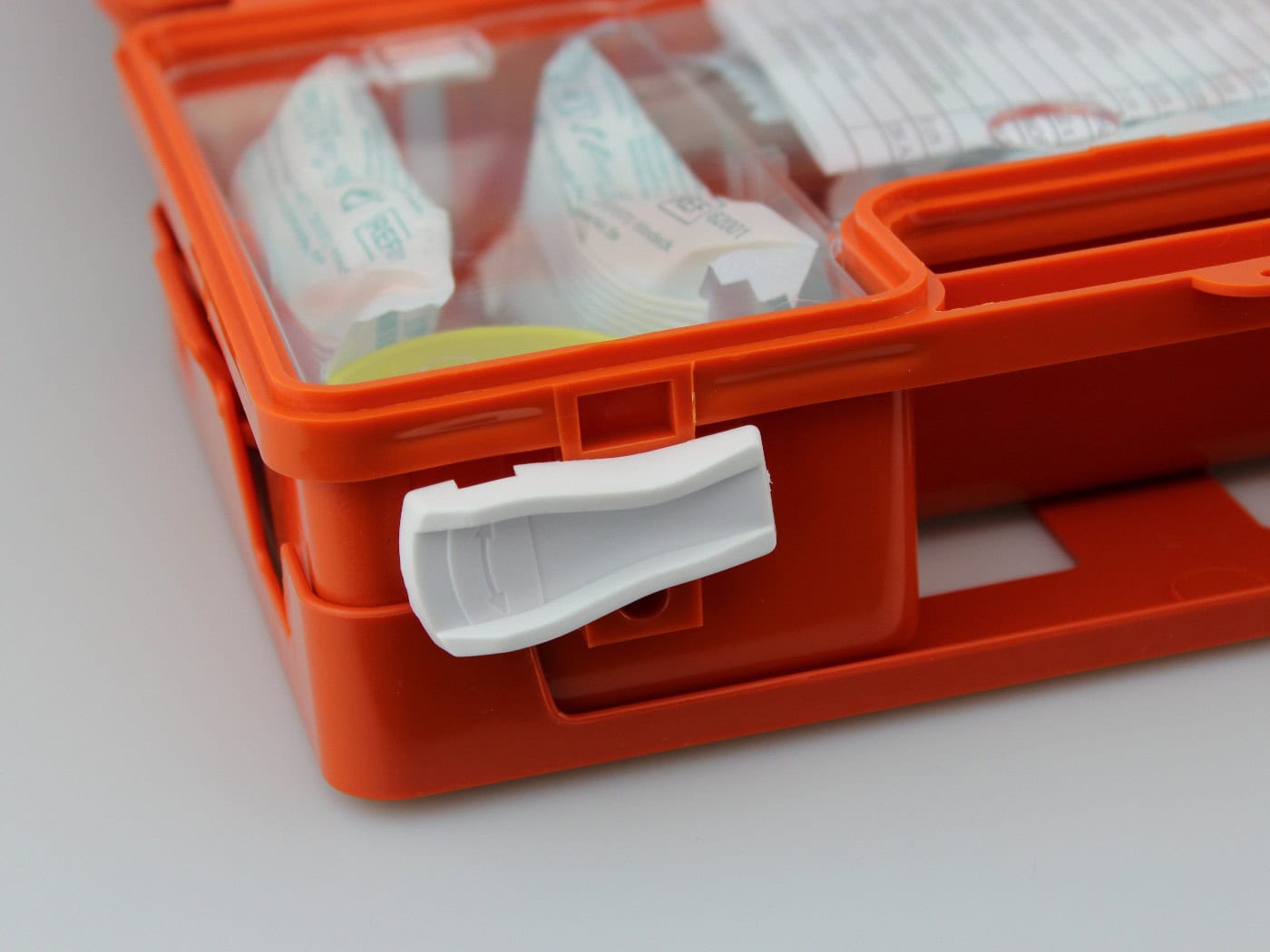 A classic first-aid kit: The light-activated wound dressing from Leipzig takes a new approach to wound care.