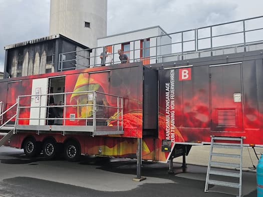 Glaubitz: 186 Feuerwehrleute üben in Brandcontainer