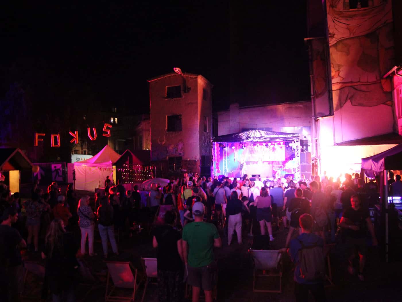 Menschen tanzen beim Festival