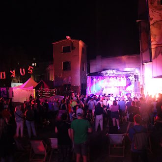 Menschen tanzen beim Festival
