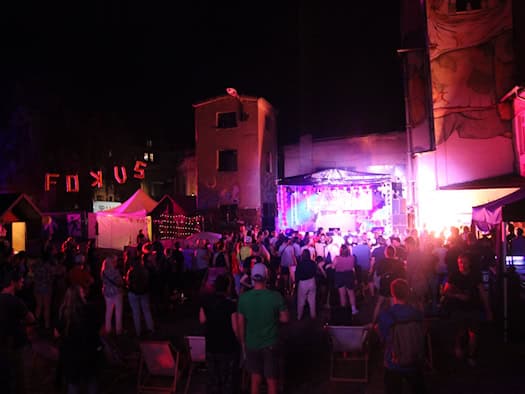 Menschen tanzen beim Festival
