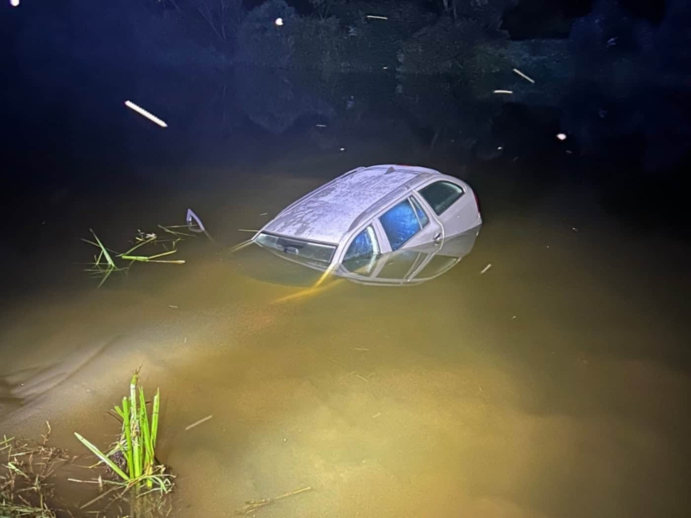 Zwei Männer, ein Fluss, zwei Ufer – Skoda-Fahrt endet spektakulär in der Neiße