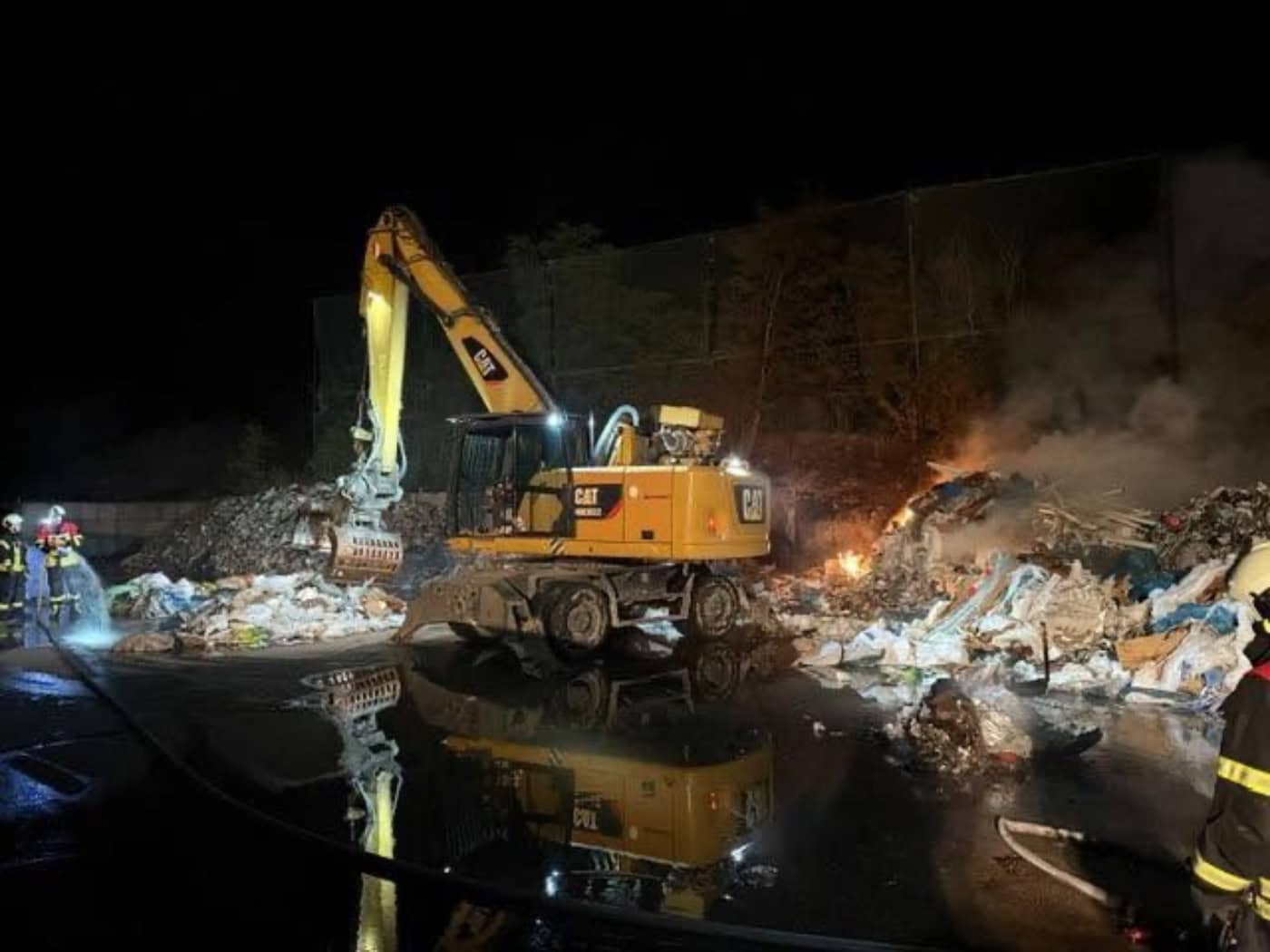 Nächtlicher Einsatz in Coswig: Bauabfall brennt lichterloh