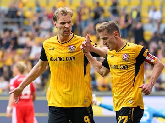 Dynamo Spieler Niklas Hauptmann zusammen mit Vincent Vermeij am jubeln.
