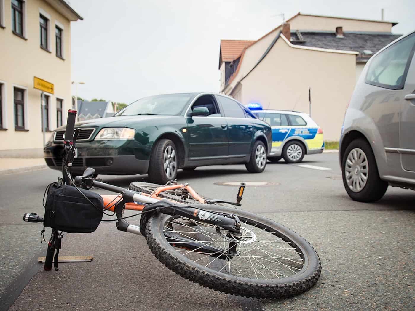 Radeburg: 16-Jähriger Radfahrer fährt gegen geparkten Toyota