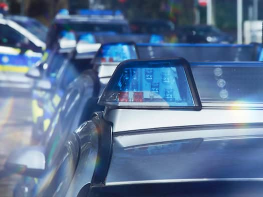 Gegen Brücke gefahren: 37-jähriger Autofahrer stirbt bei tragischem Unfall
