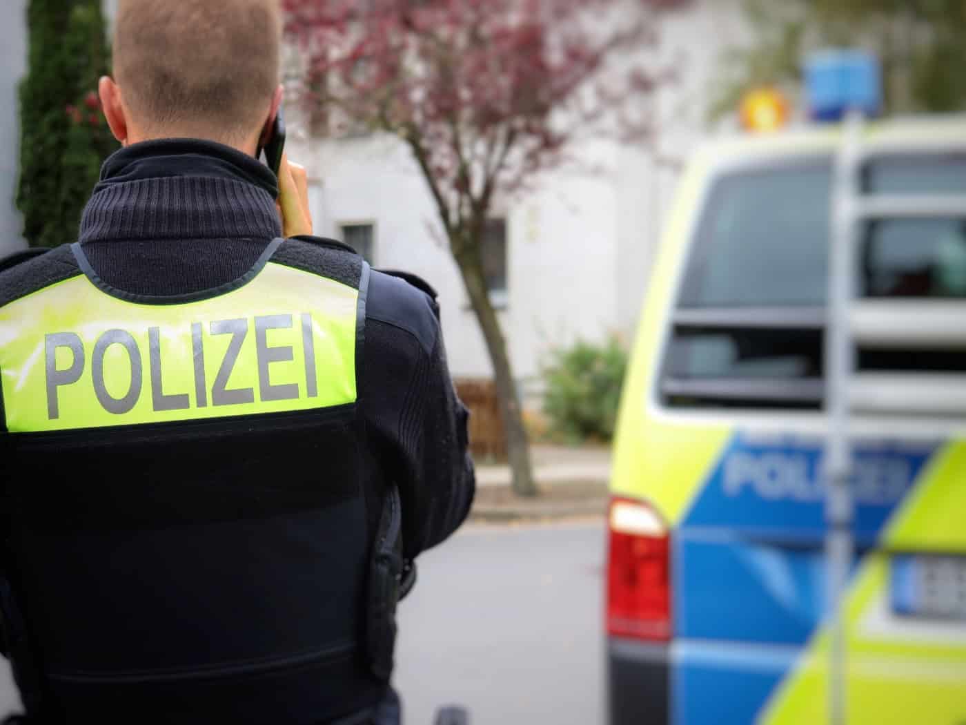 Ohne Führerschein, ohne Versicherung, mit Drogen? Blonde Frau im roten Kleid gesucht