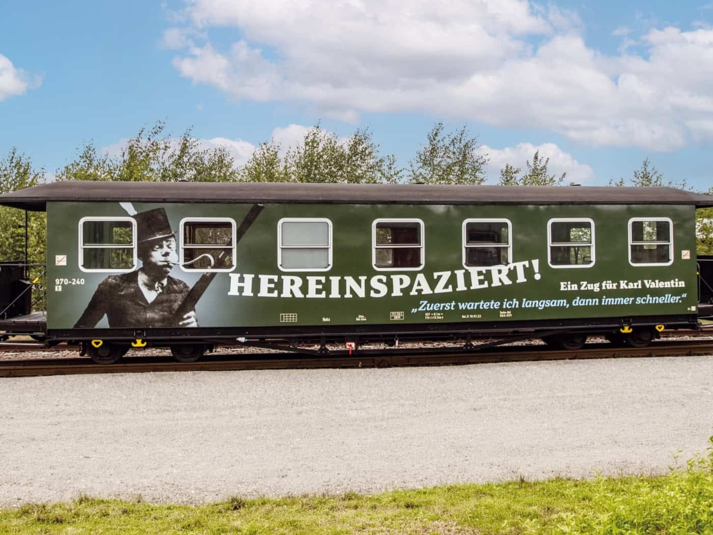 Neuer Themenwagen der Zittauer Schmalspurbahn fährt auf Karl Valentins Spuren