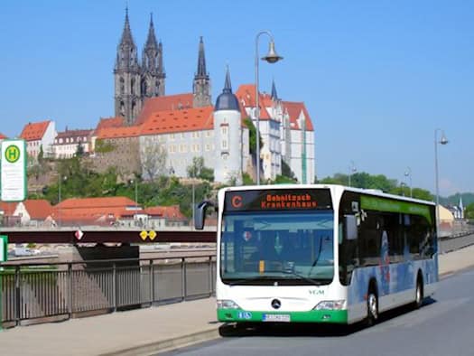Frau stürzt im Bus bei Unfall in Coswig