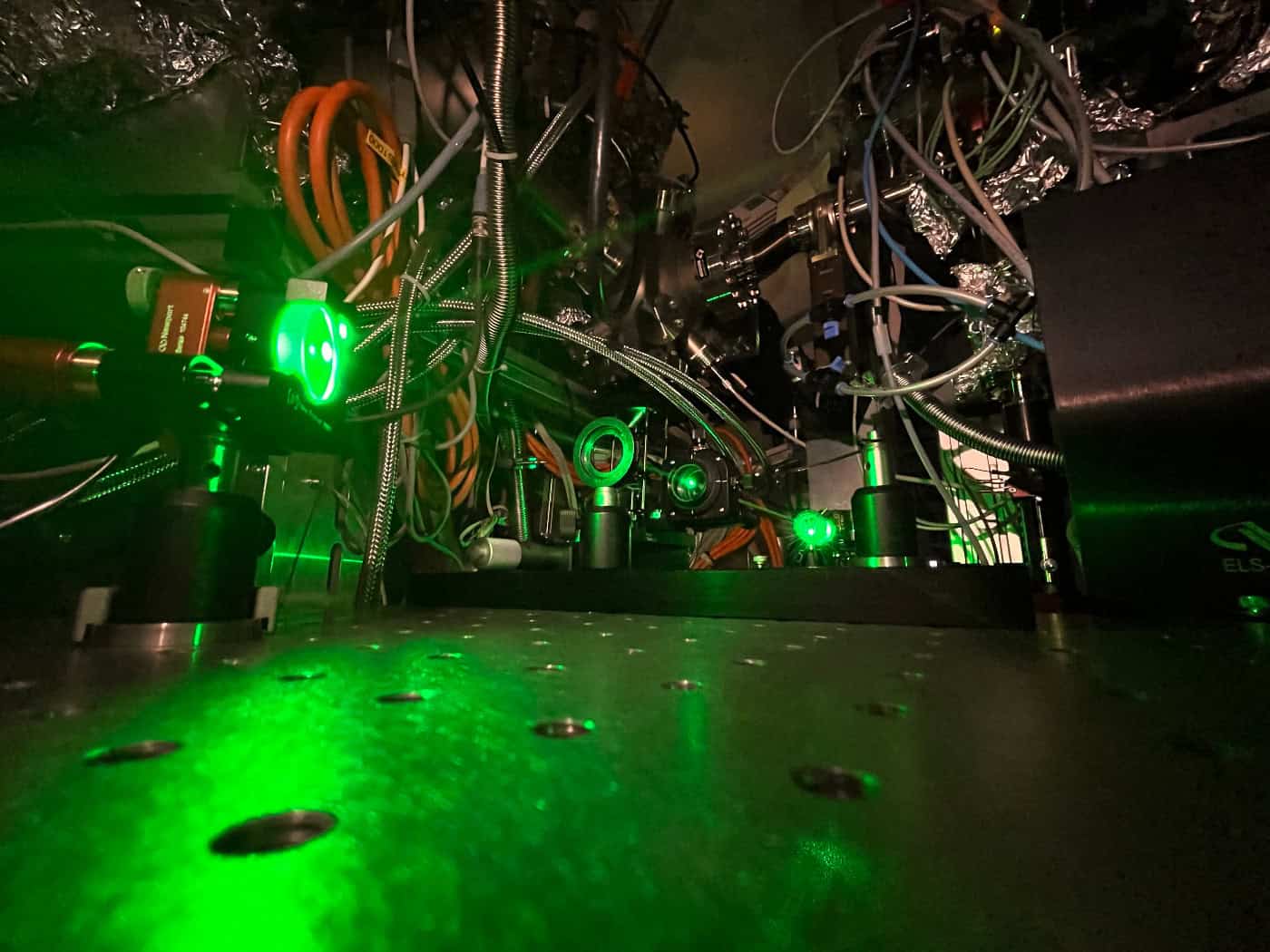 An BESSY II untersuchen Forschende, wie sich elektrische Ladungen in Materialien bewegen.