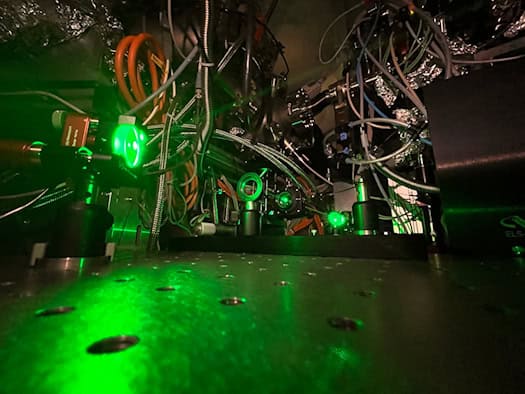 An BESSY II untersuchen Forschende, wie sich elektrische Ladungen in Materialien bewegen.
