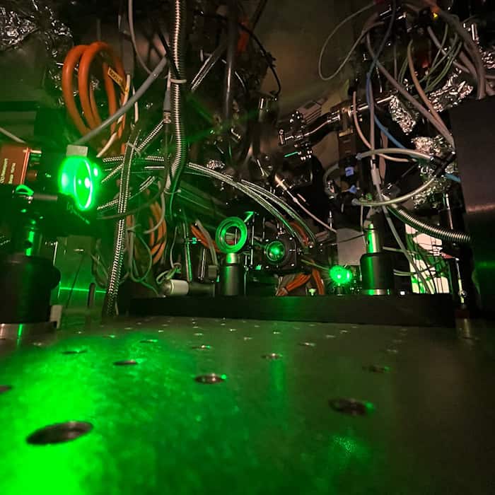 At BESSY II, researchers are studying how electric charges move through materials.