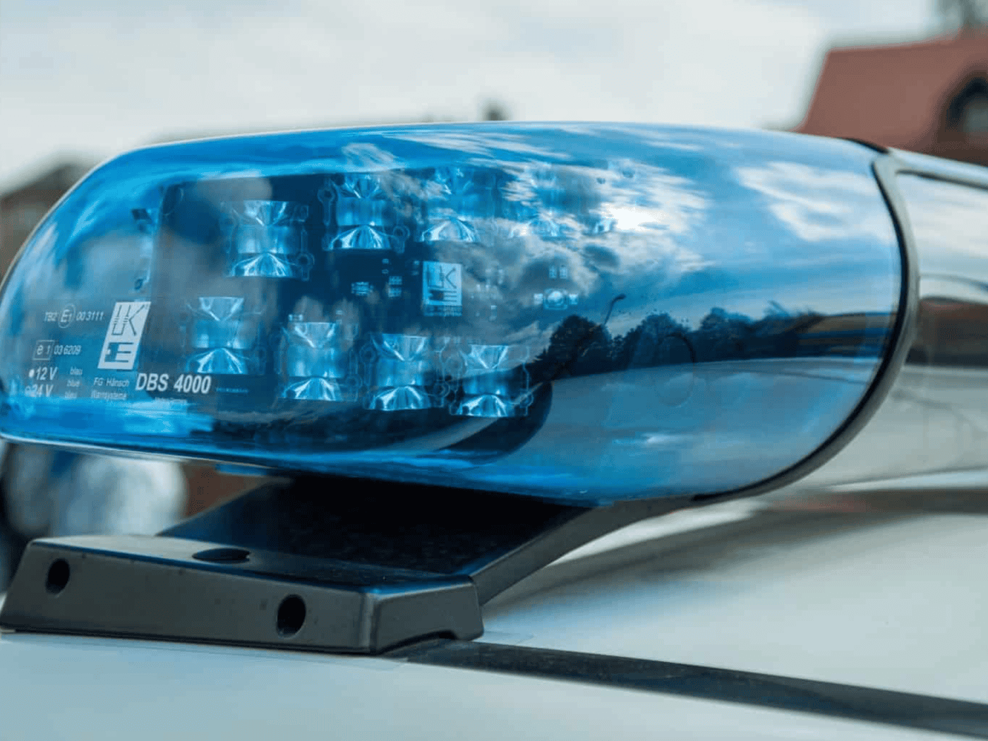 Schwerer Unfall bei Baschütz: Ford-Fahrerin mit 2,76 Promille überschlägt sich auf dem Feld