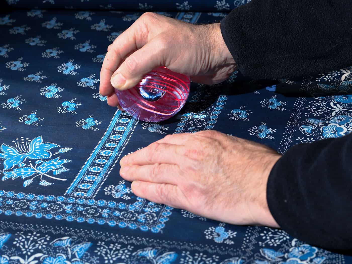 Blaudruck mit Kugel glätten Blaudruck traditionelle Handwerkskunst im Trachtenhaus Jatzwauk in Hoyerswerda