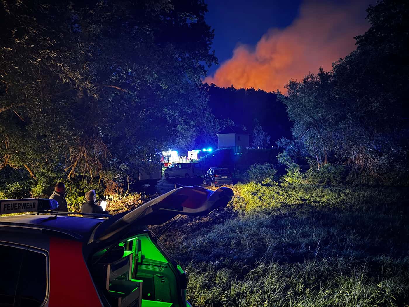 Brand bei Plauen unter Kontrolle - Hubschrauber hilft erneut
