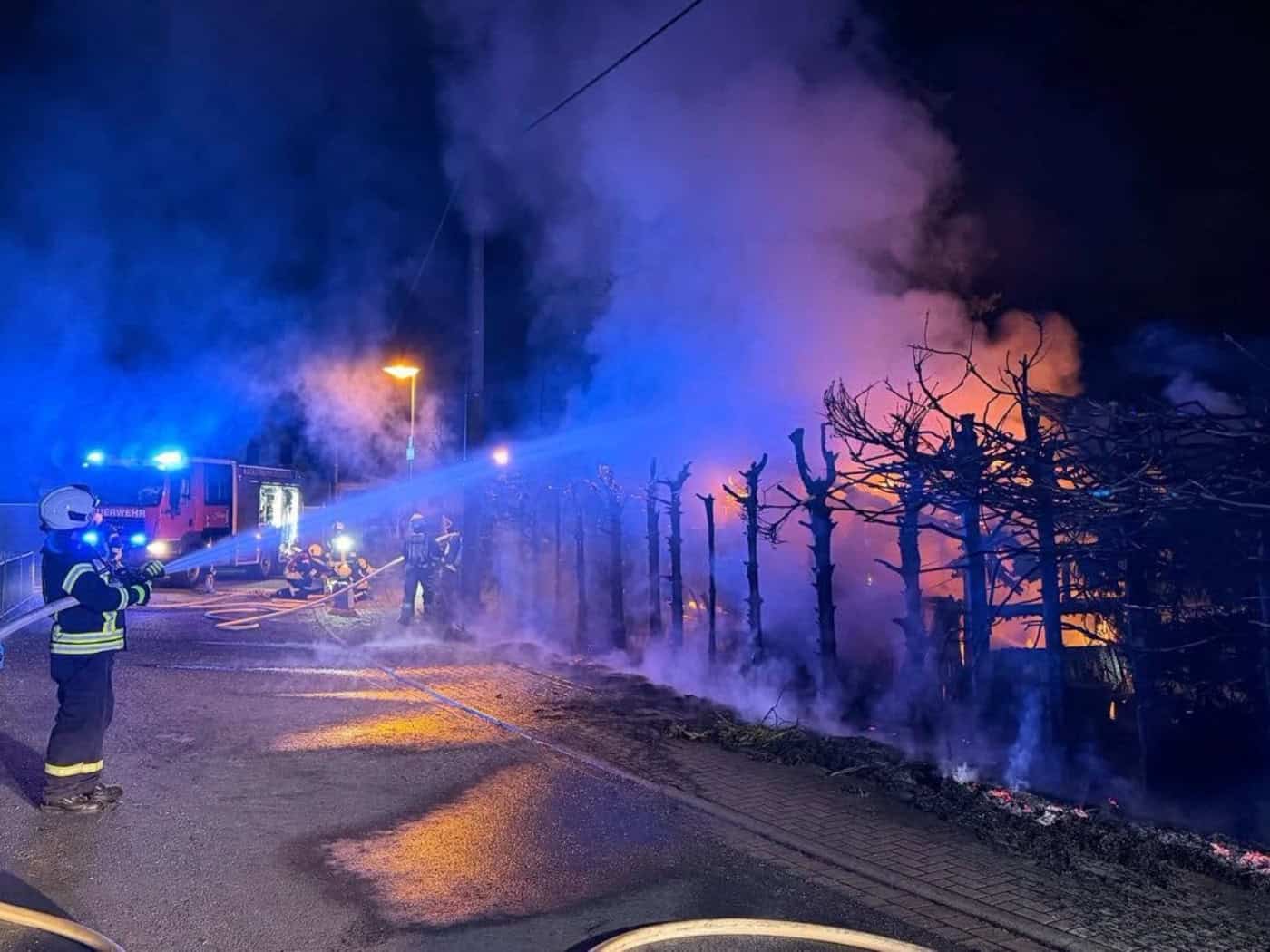 Hecke und Schuppen in Riesa-Weida brennen