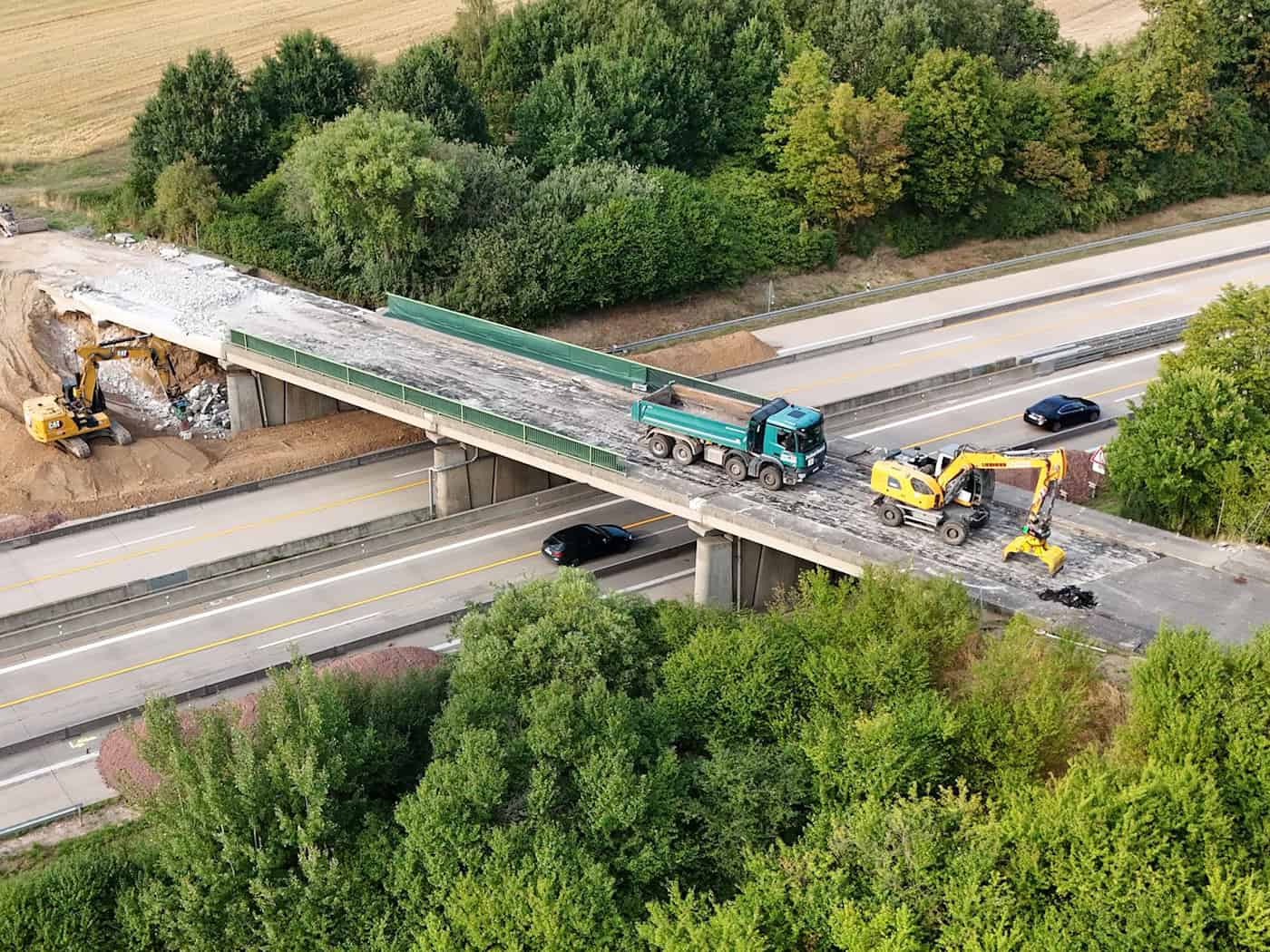 El derribo del puente se ha realizado antes de lo previsto: la A14 volverá a estar abierta al tráfico en breve