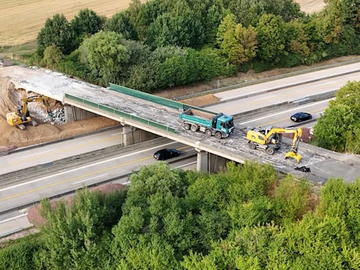 Demolice mostu proběhne rychleji, než se předpokládalo – dálnice A14 bude brzy opět průjezdná